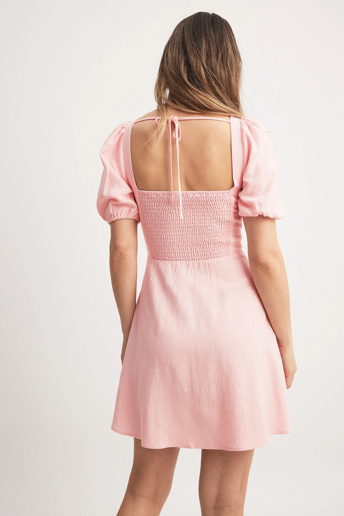 Minikleid mit Schnürung hinten und Puffärmeln