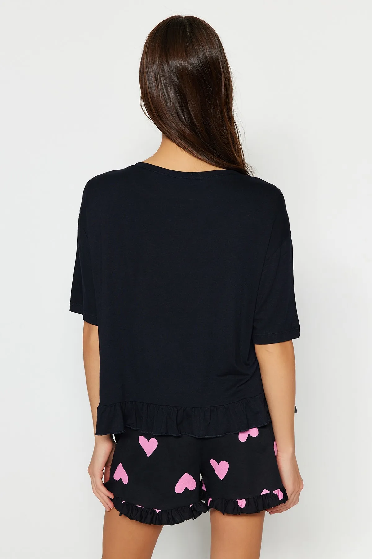 Trendyol Collection  Schwarzes Pyjama-Set aus T-Shirt und Shorts aus 100 % Baumwolle mit Herzmuster und Rüschendetail THMSS21PT0467