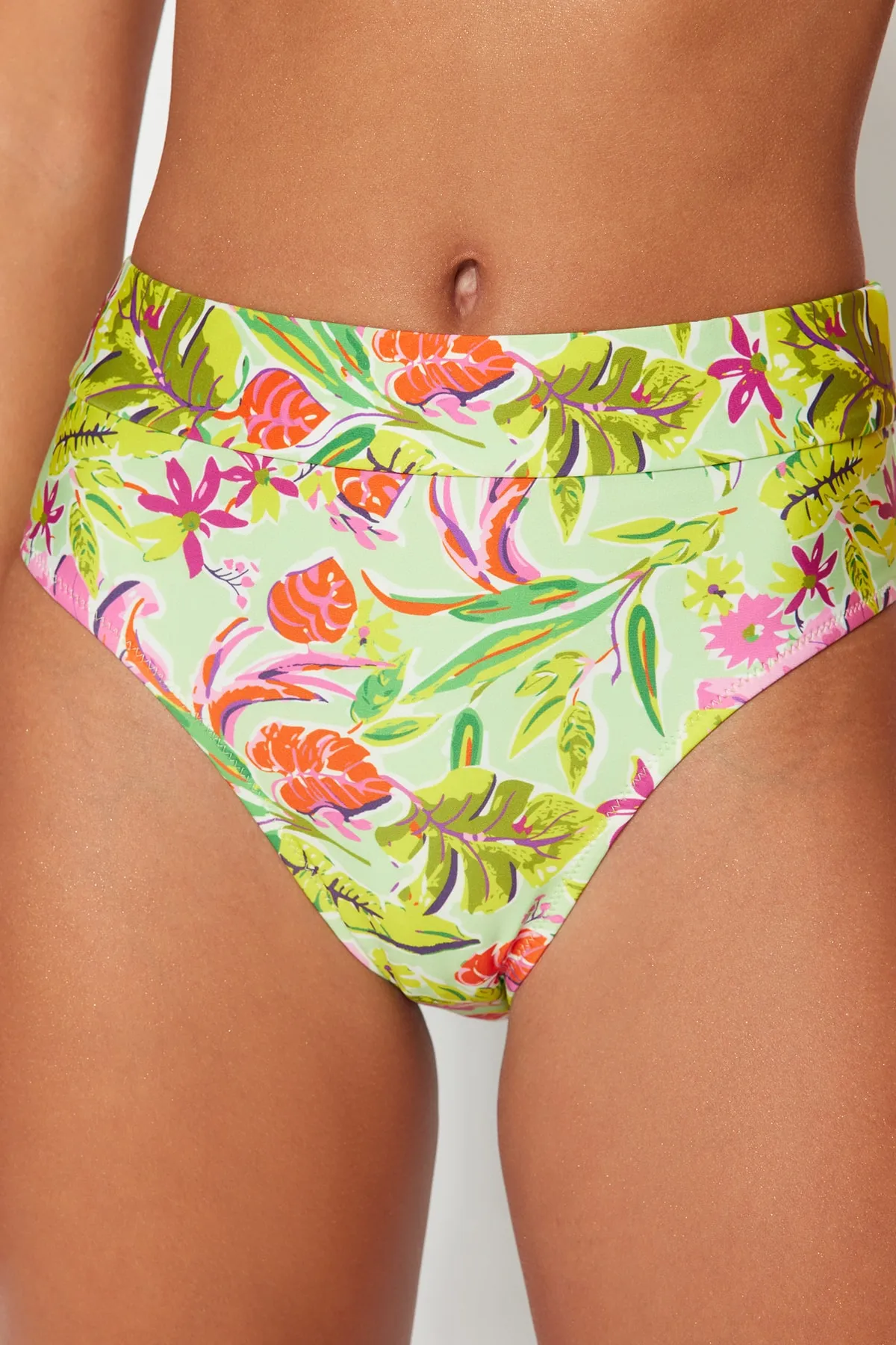 Trendyol Collection  Bikinihose mit Blumenmuster, hoher Taille und normalem Beinverlauf TBESS22BA0133