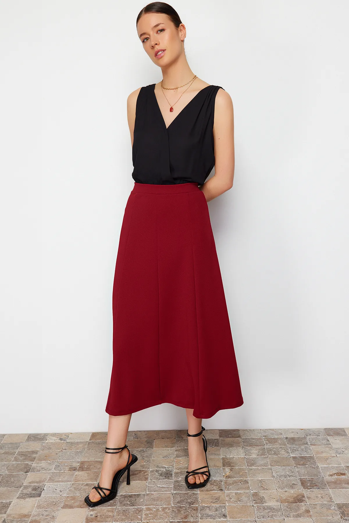 Trendyol Collection  Weinroter ausgestellter Maxi-Strickrock mit Stretch TWOSS24ET00156
