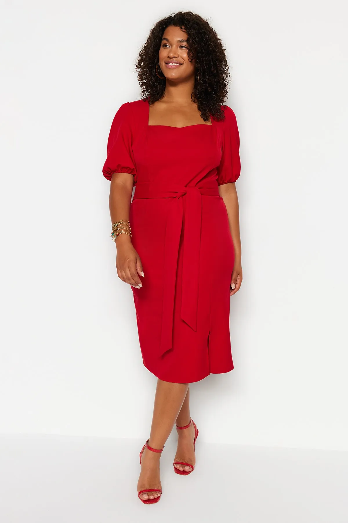 Trendyol Curve  Rotes gewebtes Kleid mit Gürteldetail TBBSS23AH00251