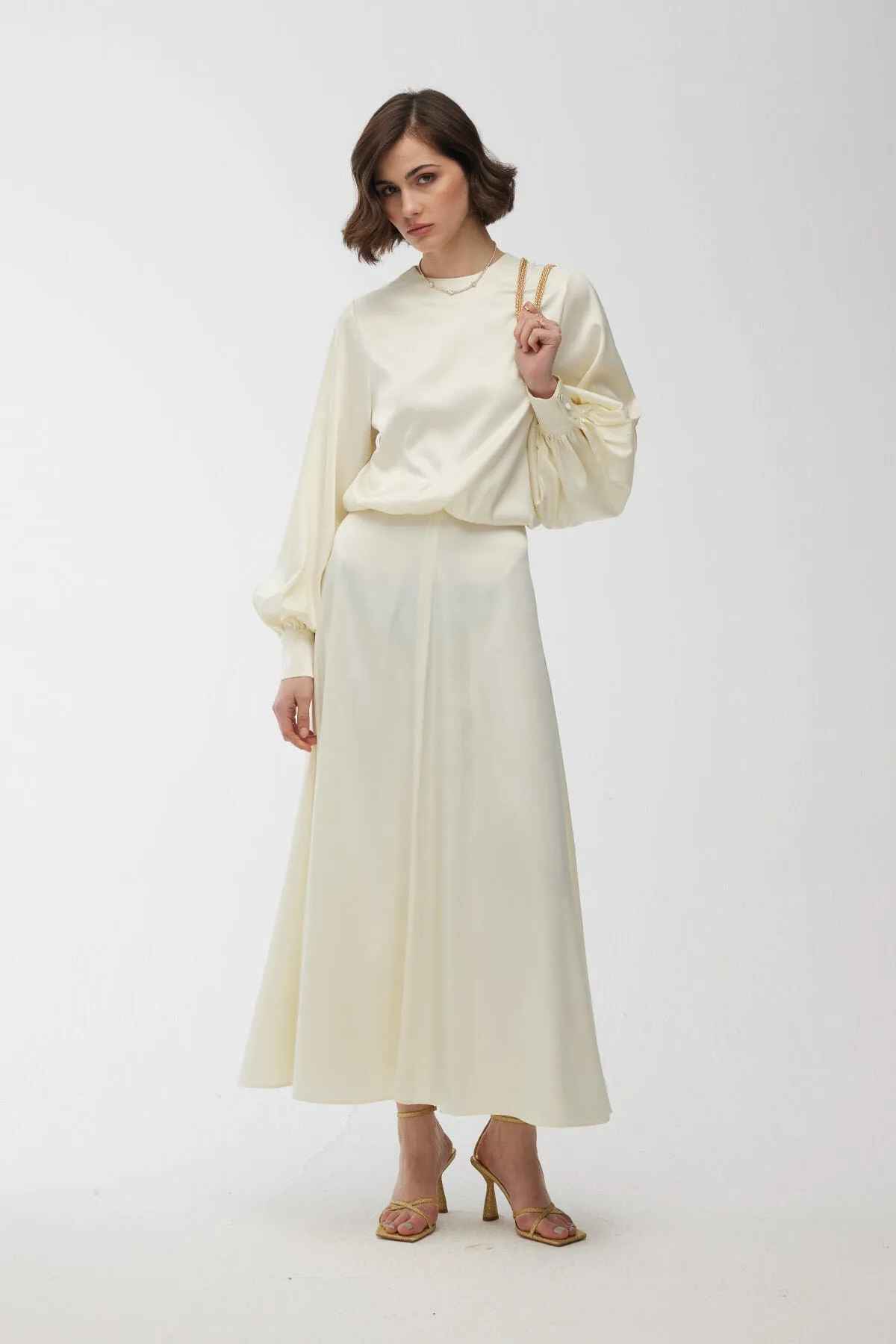 Manuka  Satin-Abendkleid, ausgestellter Rock, Perle