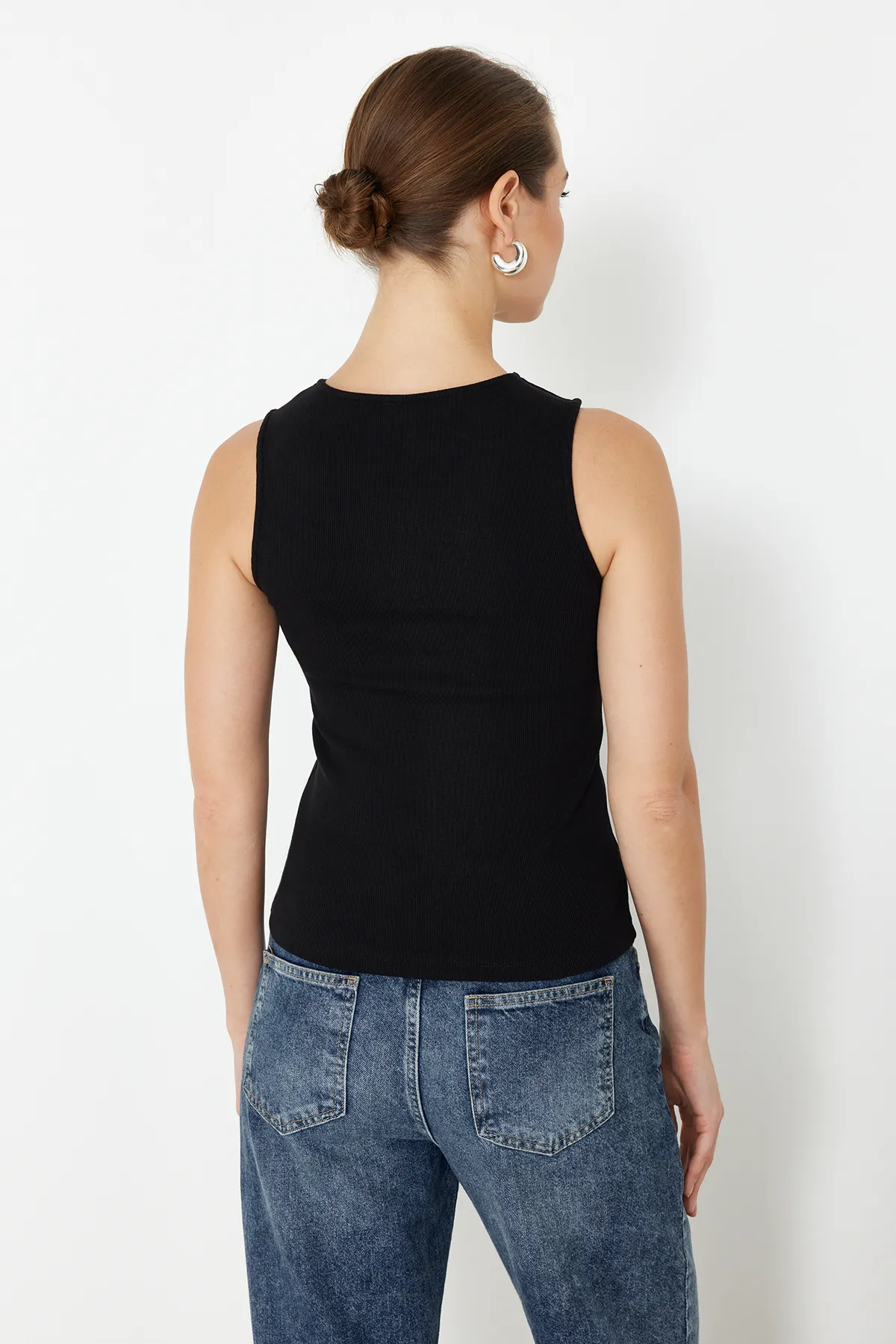 Trendyol Collection  Schwarze, figurbetonte, gerippte, flexible Strickbluse mit Reißverschluss und Nullärmeln TWOSS24BZ00477