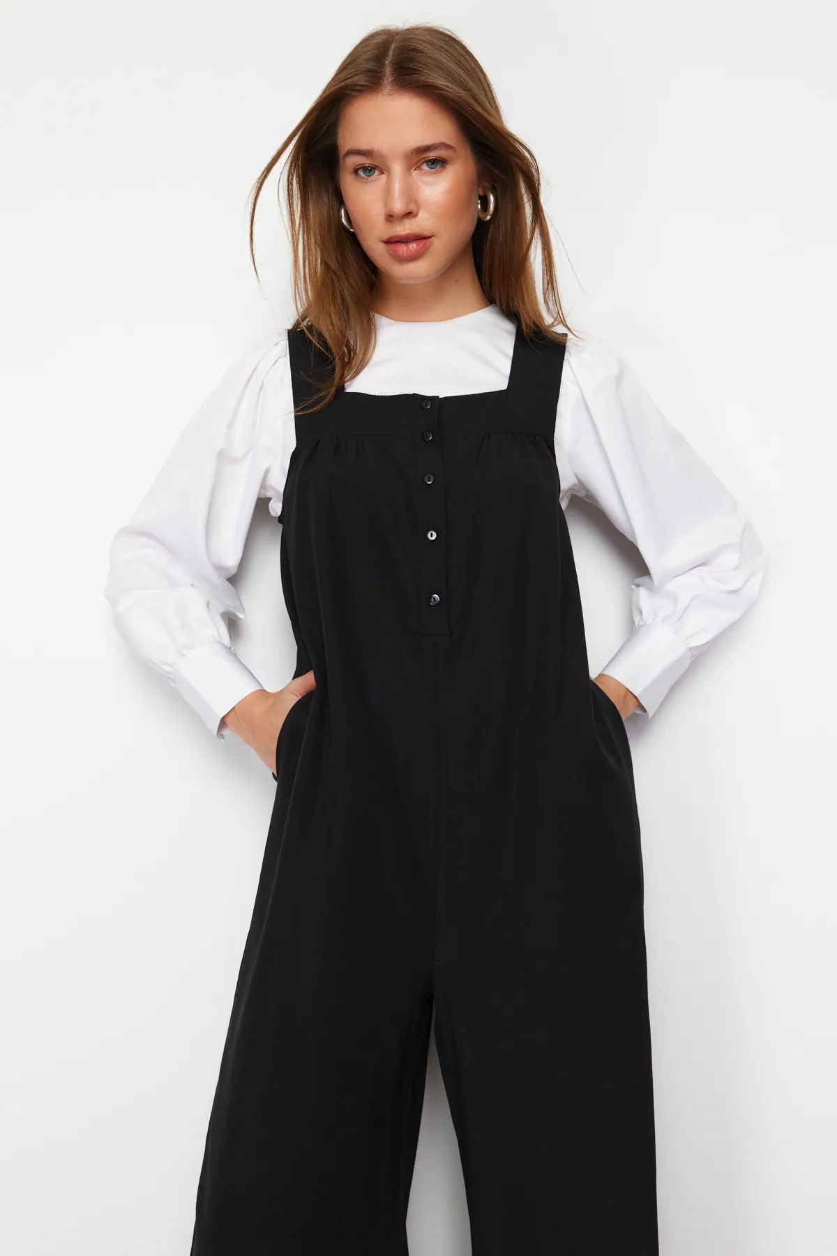 Trendyol Modest  Schwarzer, gewebter Overall mit breiten Trägern und Knöpfen und weitem Bein TCTSS22TL0008