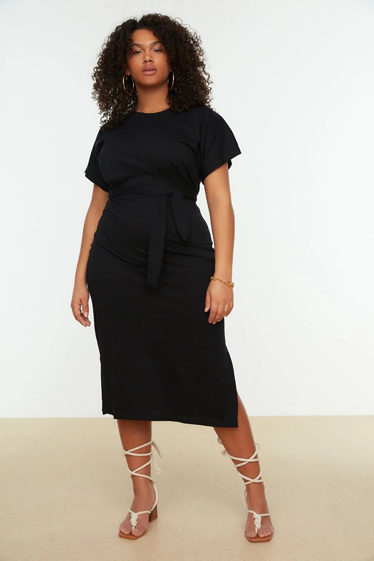 Trendyol Curve  Schwarzes, gerade geschnittenes Strickkleid mit Bindedetail und Schlitz TBBSS22EL1640