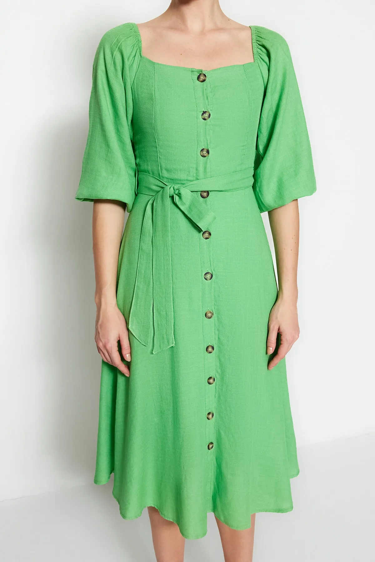 Trendyol Collection  Grünes, gewebtes Midikleid mit Gürtel und Knöpfen TWOSS19IE0009