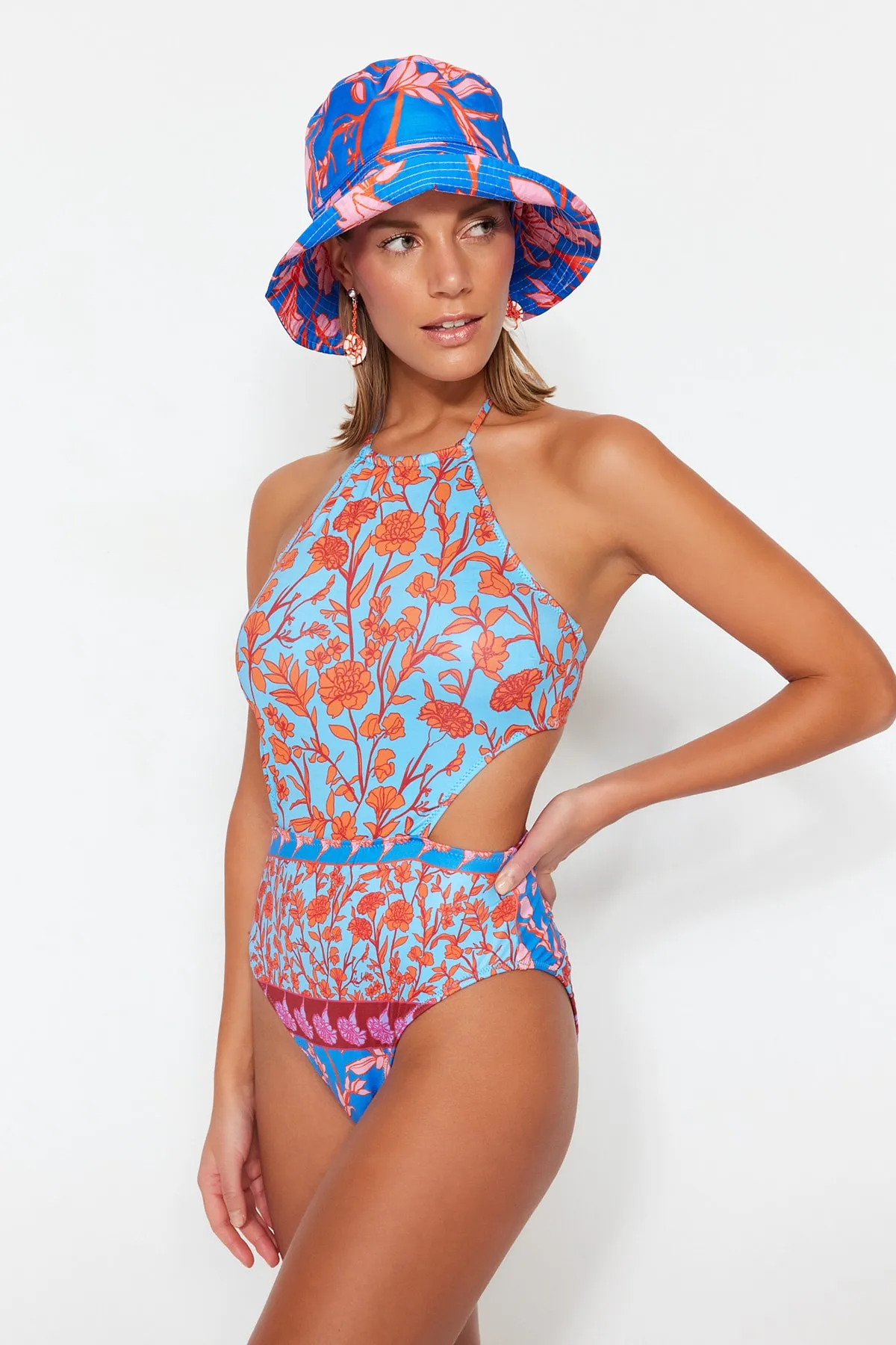 Trendyol Collection  Neckholder-Badeanzug mit normaler Beinlänge und Blumenmuster TBESS23MA00181