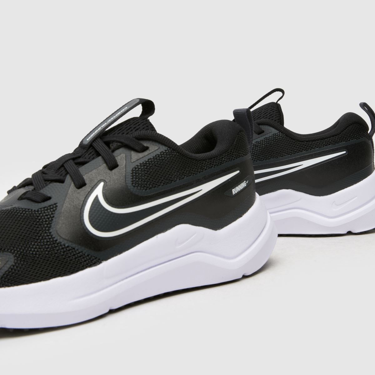 Črno-beli športni copati Nike Cosmic Runner Youth