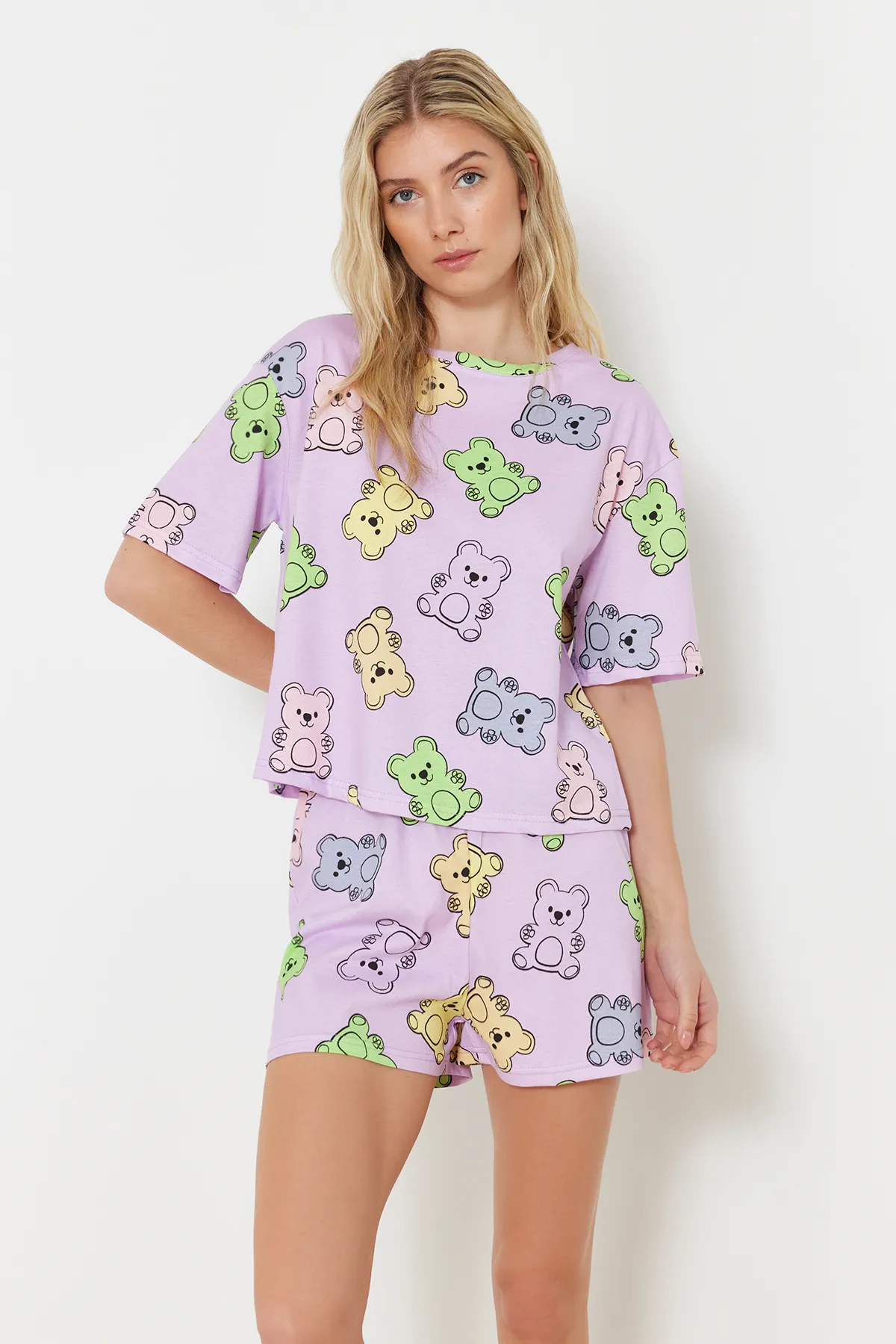 Trendyol Collection  Lilafarbenes, mehrfarbiges Strick-Pyjama-Set aus 100 % Baumwolle mit Teddybär-Muster THMSS24PT00072
