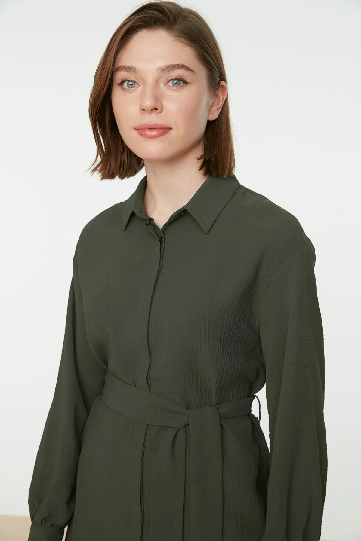 Trendyol Modest  Grünes gewebtes Hemd mit Gürtel und versteckter Knopfleiste TCTSS21TN0049