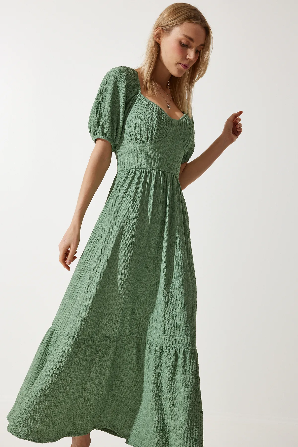 Happiness İstanbul  Strukturiertes Sommerstrickkleid für Damen mit Herzkragen in Grün UB00050