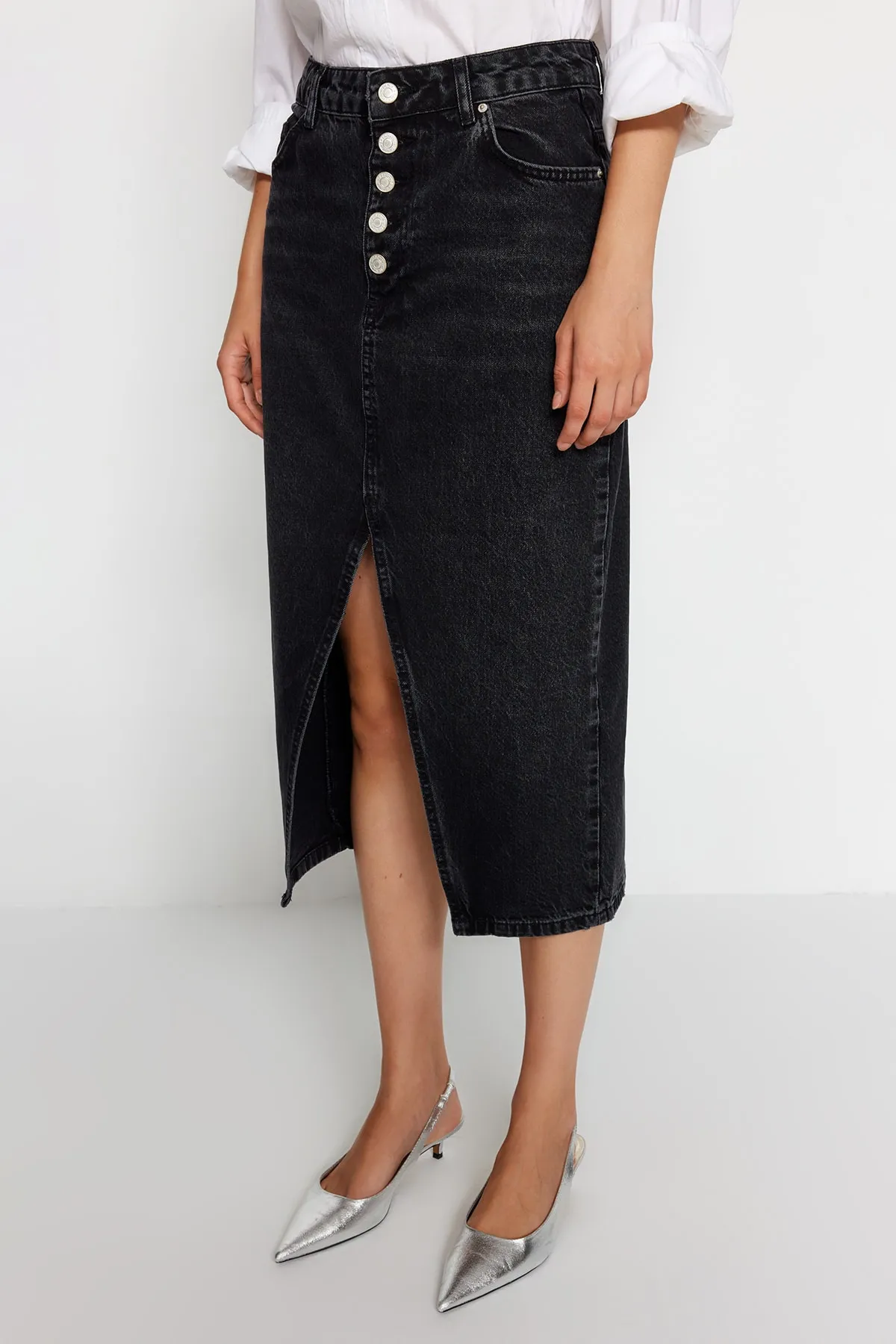 Trendyol Collection  Schwarzer Jeansrock mit Knopfleiste und Schlitz vorne TWOAW24ET00063