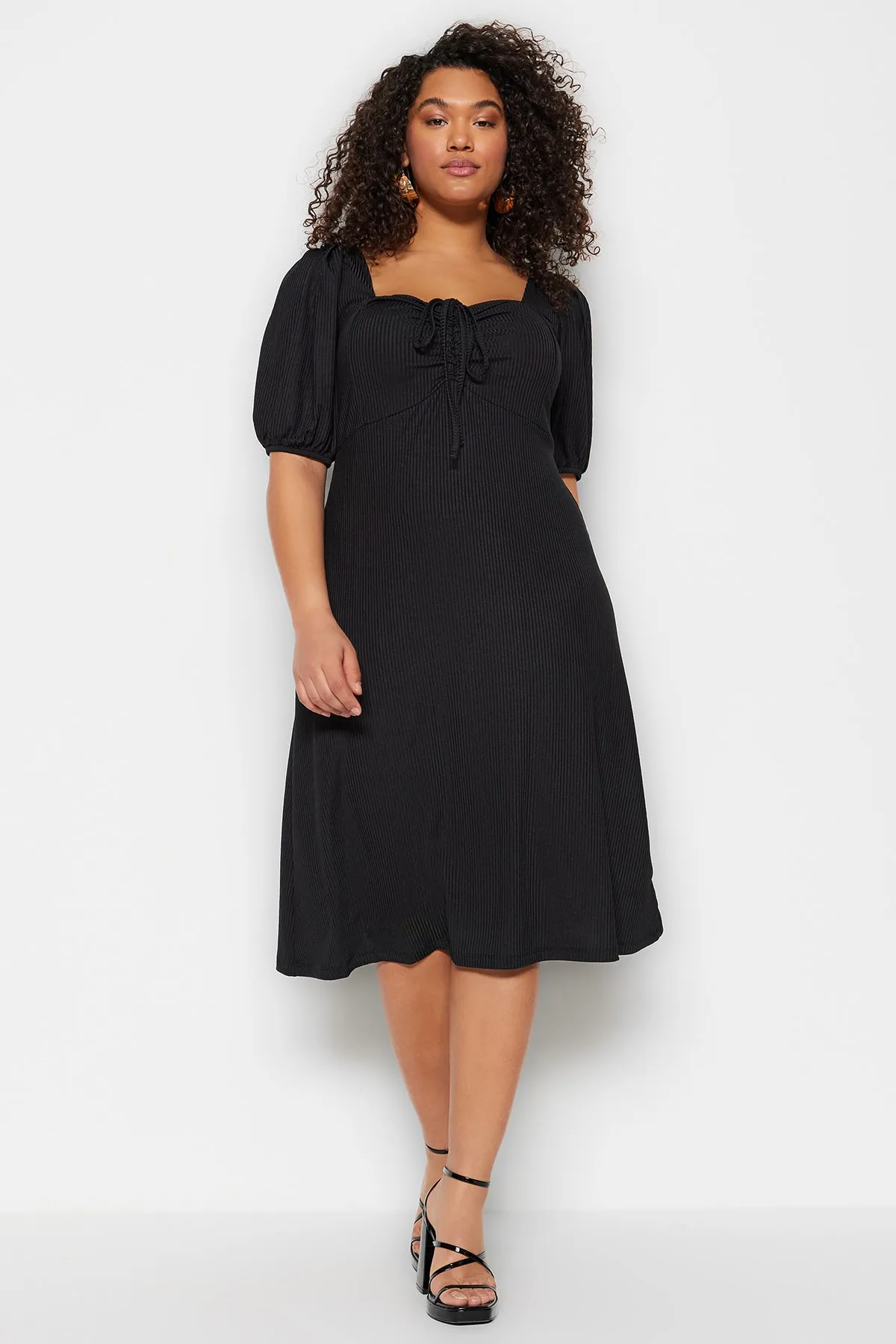 Trendyol Curve  Schwarzes Strickkleid mit Herzkragen TBBSS23AH00118