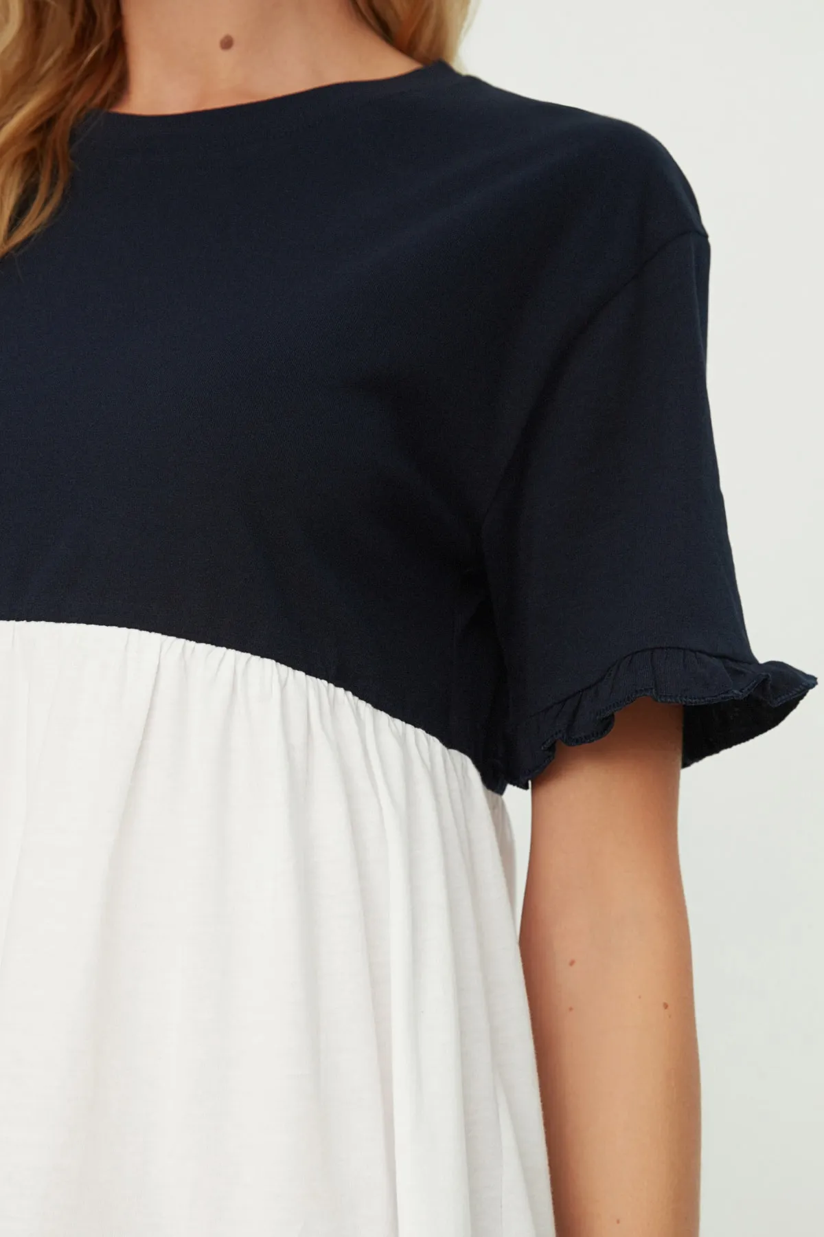 Trendyol Collection  Marineblaues Mini-Strickkleid im Farbblock-Design aus 100 % Baumwolle TWOSS20EL1638