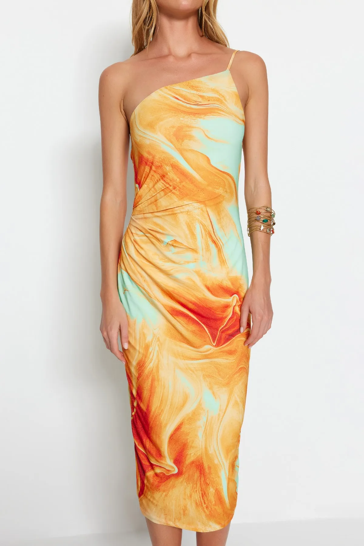 Trendyol Collection  Orange bedrucktes tailliertes Midi-Bleistiftkleid mit One-Shoulder-Träger und elastischem Strick TWOSS23EL01577