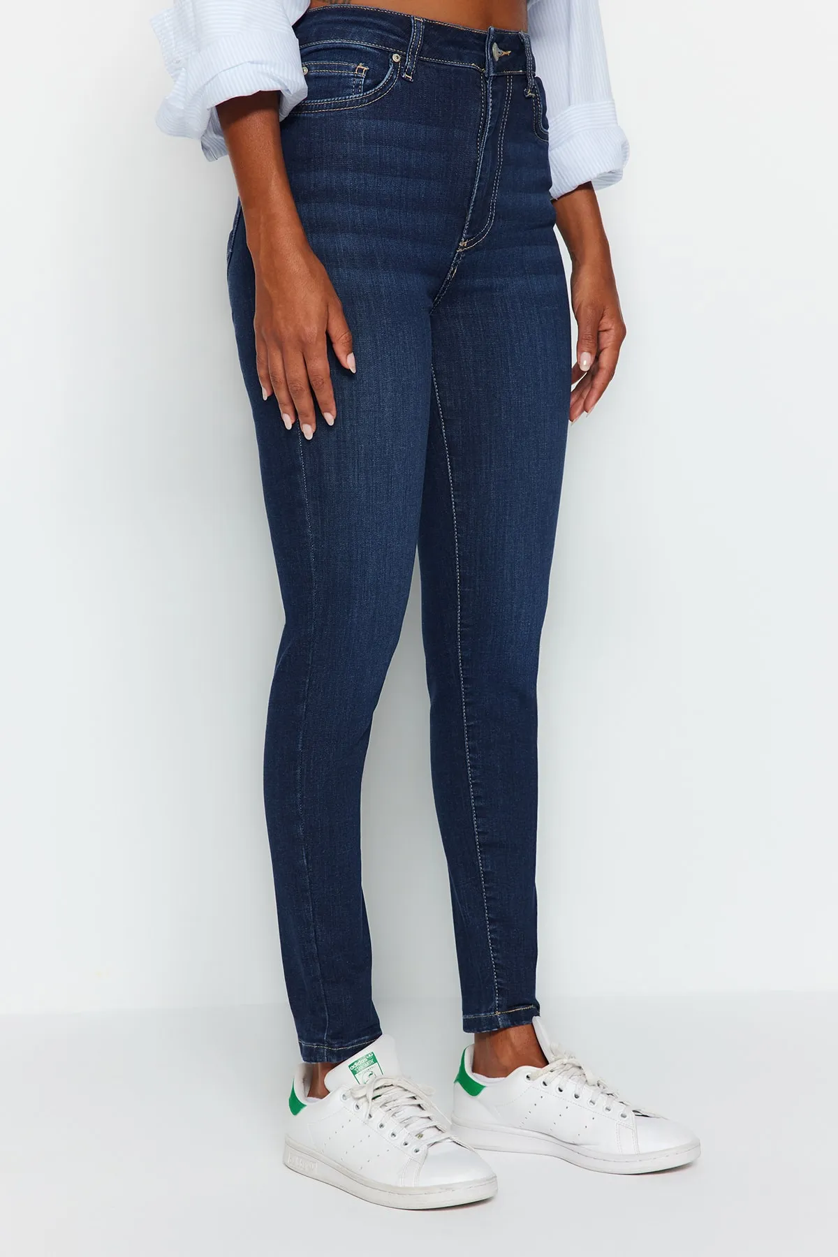 Trendyol Collection  Dunkelblaue High Waist Skinny Jeans mit Shaping-Effekt TWOAW24JE00070