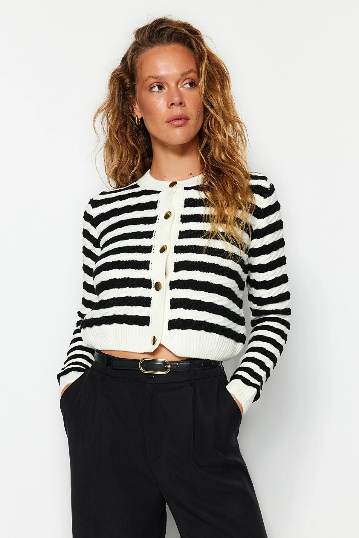 Trendyol Collection  Ecrufarbene, kurze Strickjacke mit Streifenmuster TWOAW24HI00293