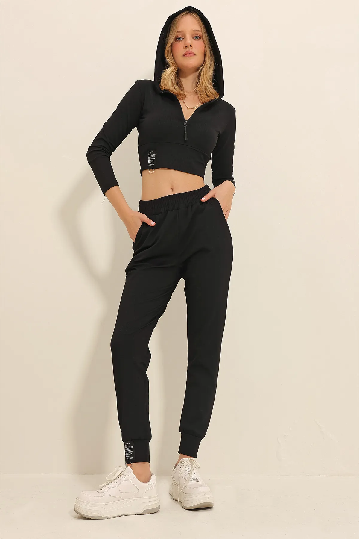 Trend Alaçatı Stili  Schwarzer Damen-Trainingsanzug mit Kapuze, Reißverschluss und Cord-Trainingsanzug mit zwei Taschen ALC-X11428
