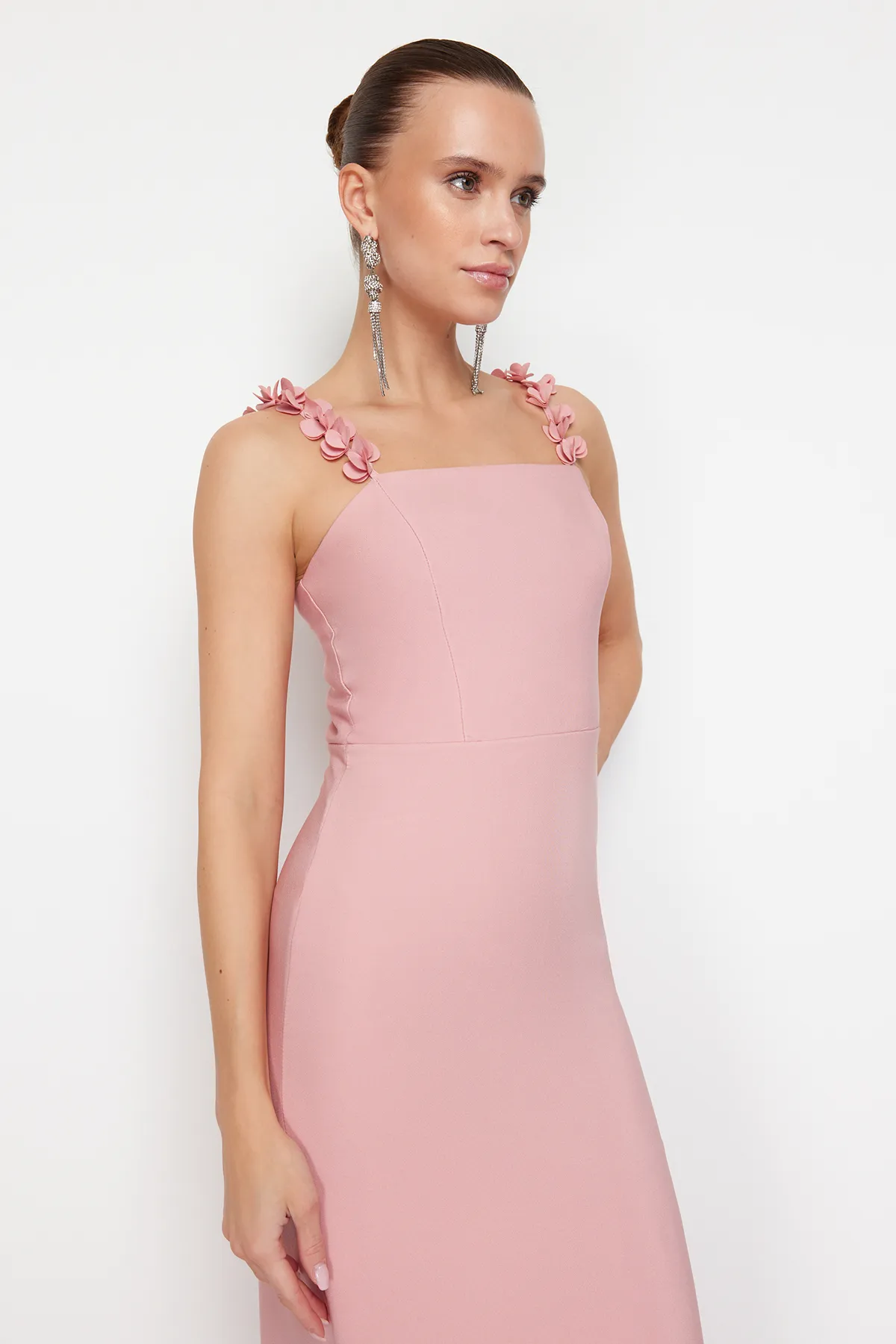 Trendyol Collection  Rosa, figurbetontes, langes Abendkleid mit Blumendetail TPRSS24AE00051
