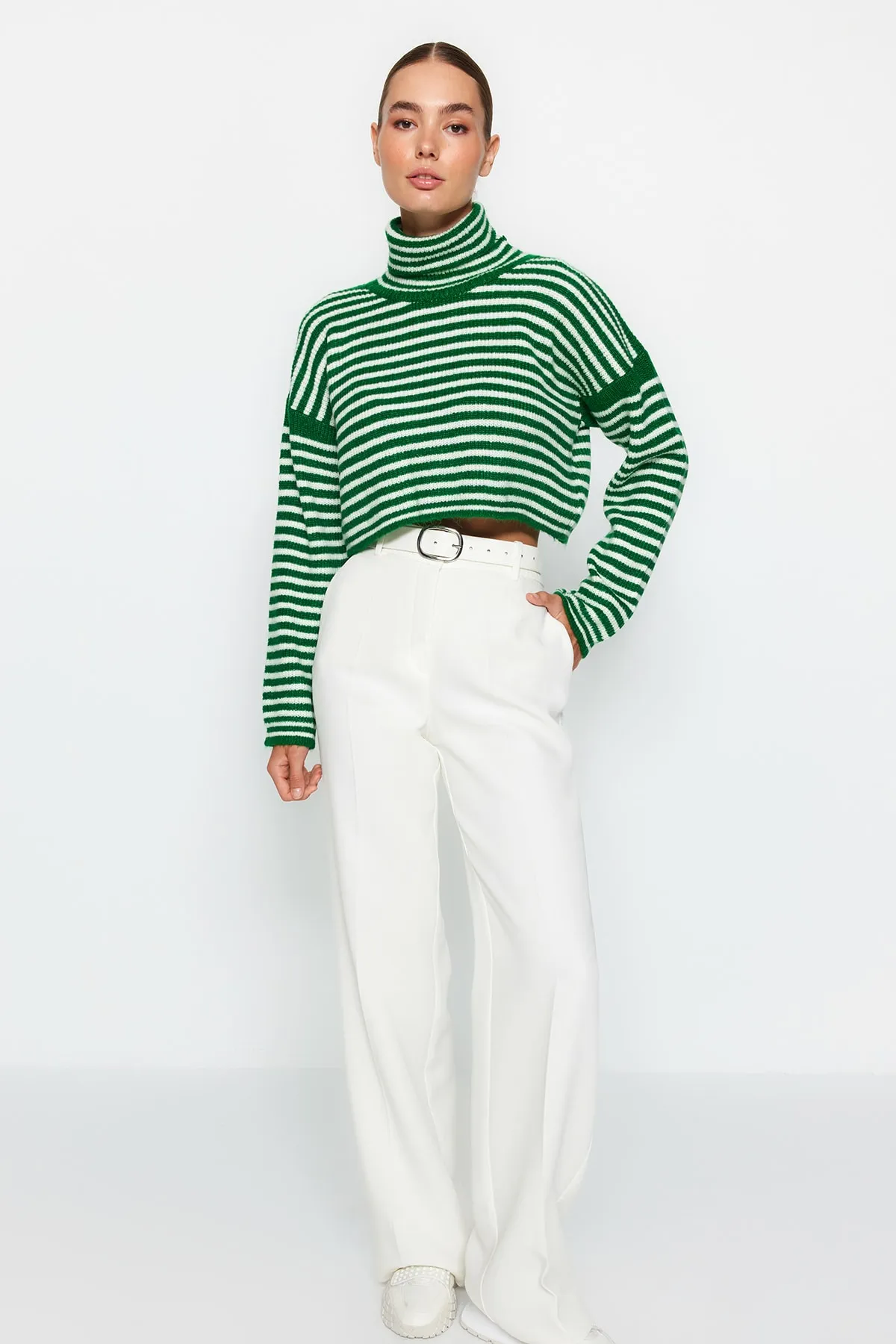 Trendyol Collection  Grüner kurzer weicher strukturierter Strickpullover mit Streifen TWOAW24KZ00583