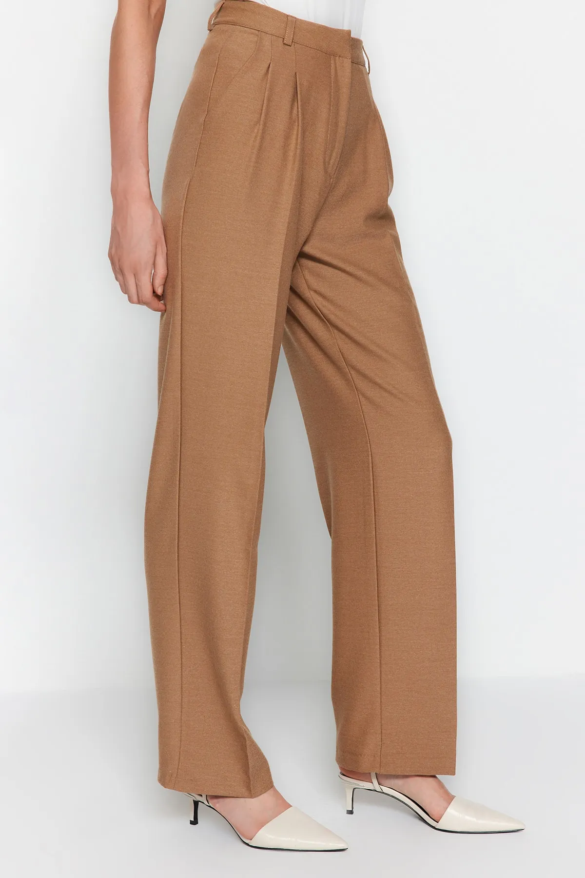 Trendyol Collection  Braune, gerade geschnittene, plissierte Webhose in limitierter Auflage TWOAW23PL00401