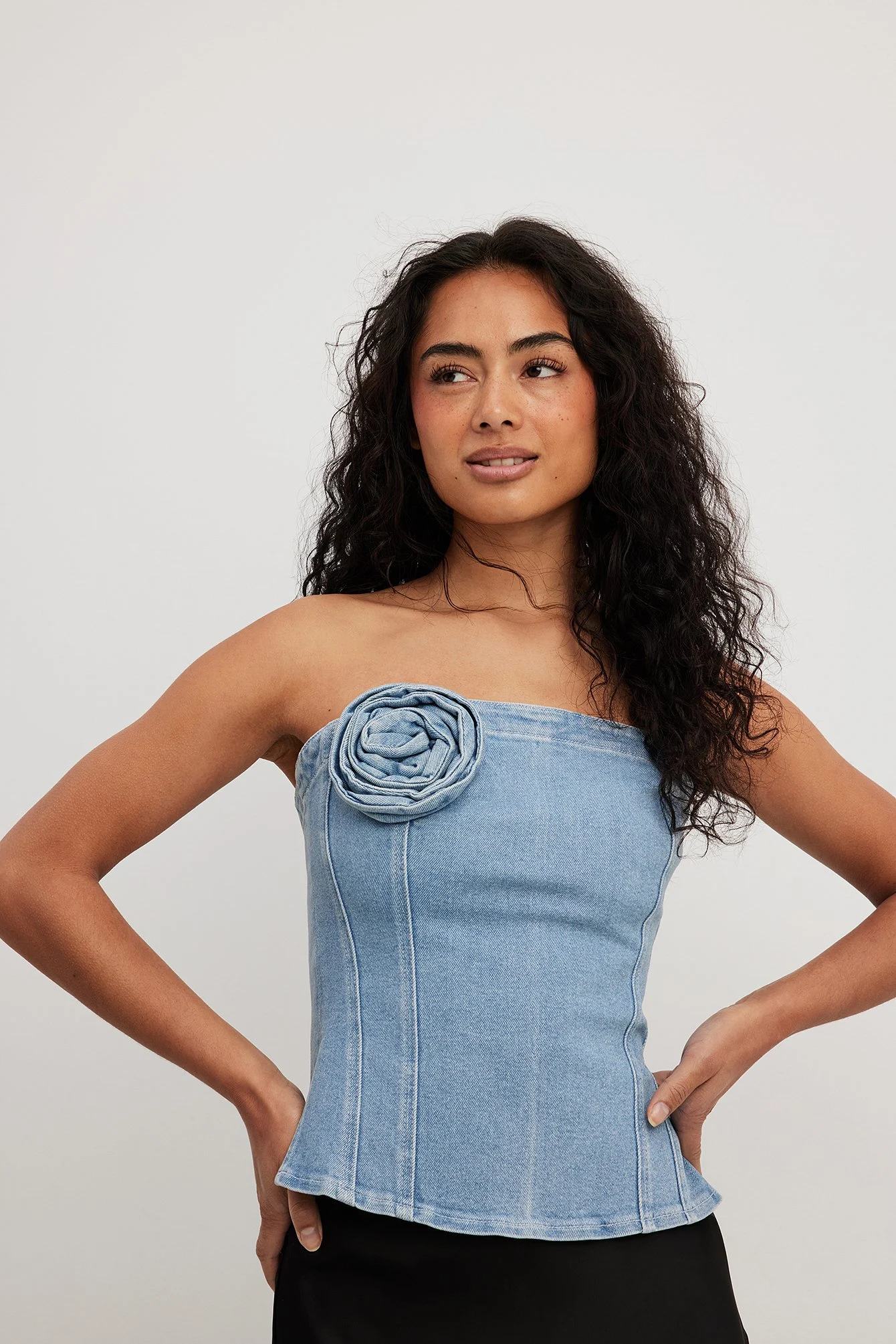 Denim-Oberteil mit Rosendetail