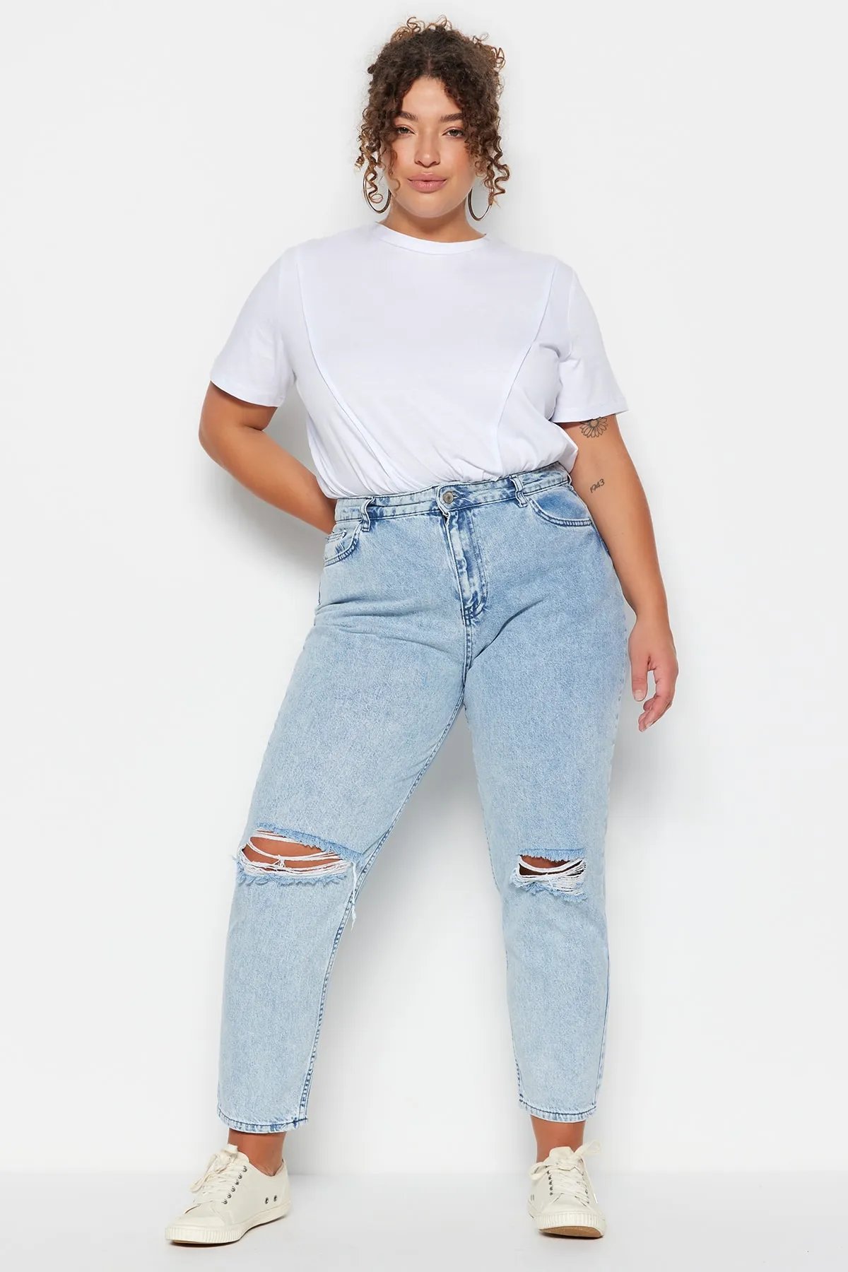 Trendyol Curve  Hellblaue Mom-Fit-Jeans mit hoher Taille und detailliertem Destroyed-Effekt TBBSS23CJ00019