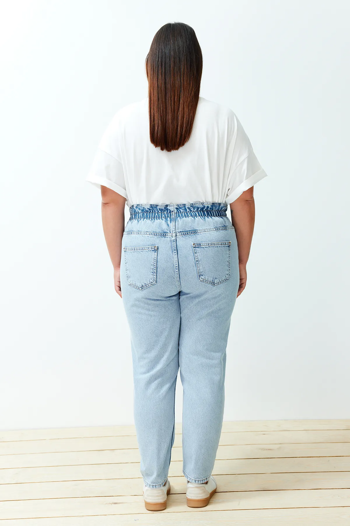 Trendyol Curve  Blaue Mom-Jeans mit hoher Taille und elastischem Bund TBSSS22JE00009