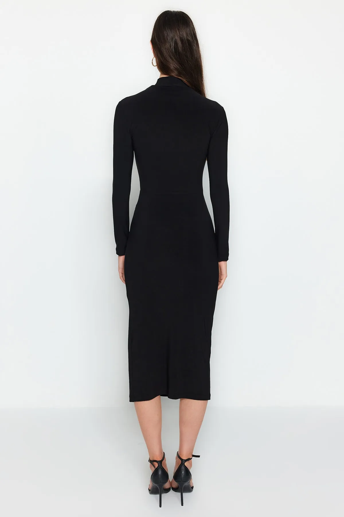 Trendyol Collection  Schwarzes, drapiertes, detailliertes Schlitzkleid mit hohem Kragen, figurbetontes, flexibles Midi-Strickkleid TWOAW24EL00134