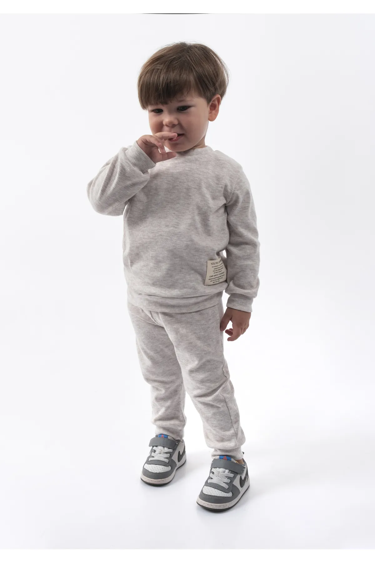 Bubito  Unisex-Mütze mit Wappendetail, schnurgebundenes 3-teiliges Unter- und Oberteil-Anzugset – Grau