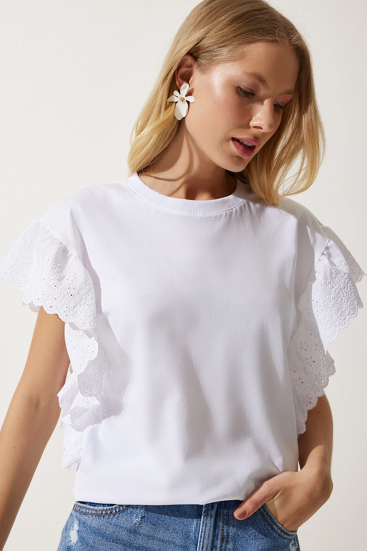 Happiness İstanbul  Weiße gewellte Strickbluse für Damen BF00093