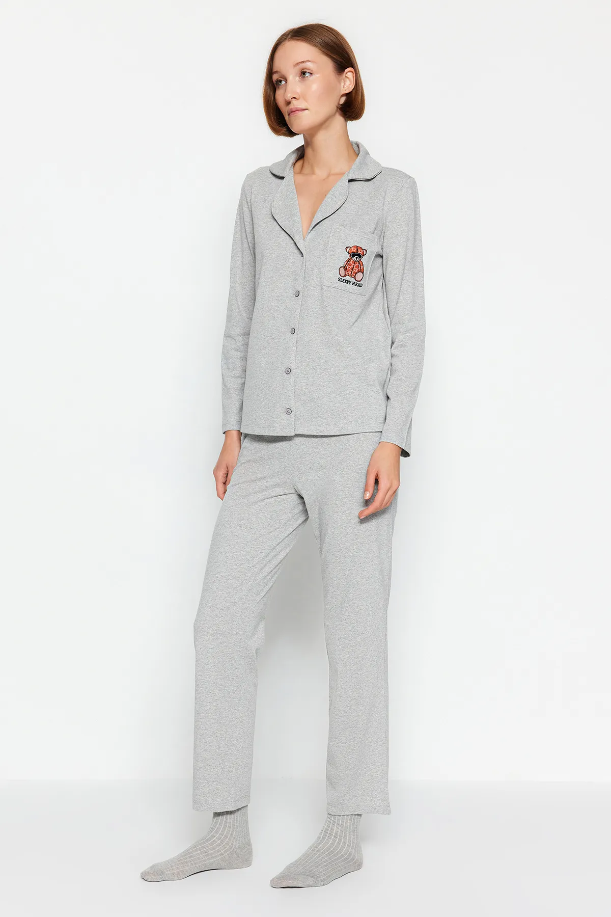 Trendyol Collection  Grau meliertes Pyjama-Set aus Hemd und Hose aus Baumwolle mit Teddybär-Stickerei THMAW24PT00008