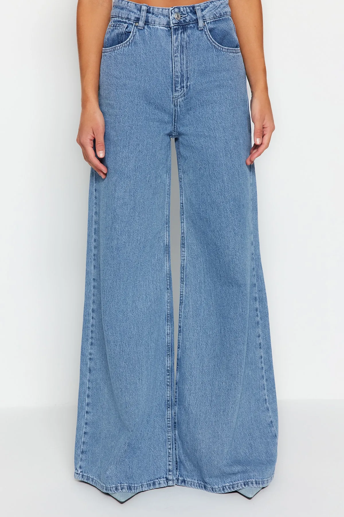 Trendyol Collection  Blaue, extra weite Jeans mit hoher Taille und weitem Bein TWOSS23JE00286