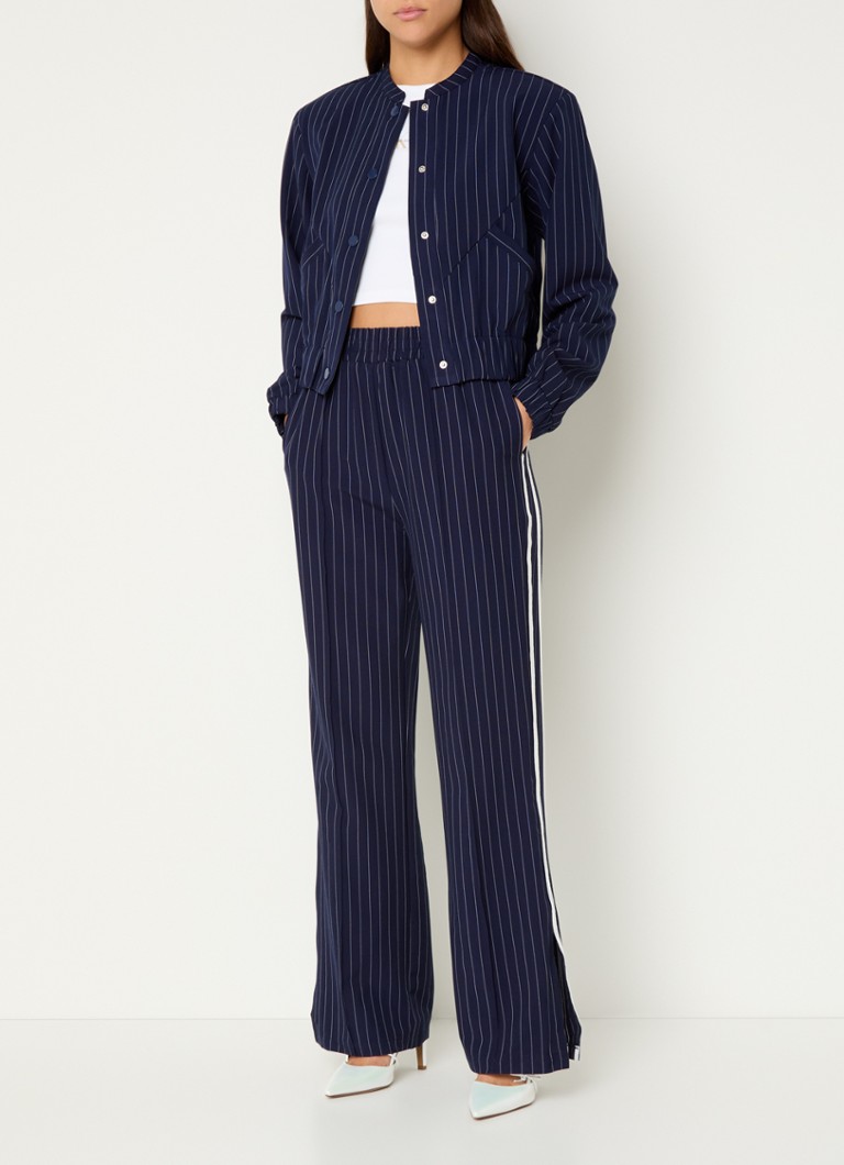Spodnie Elena z wysokim stanem, szerokimi nogawkami, delikatnymi paskami i kieszeniami bocznymi, marki Refined Department.