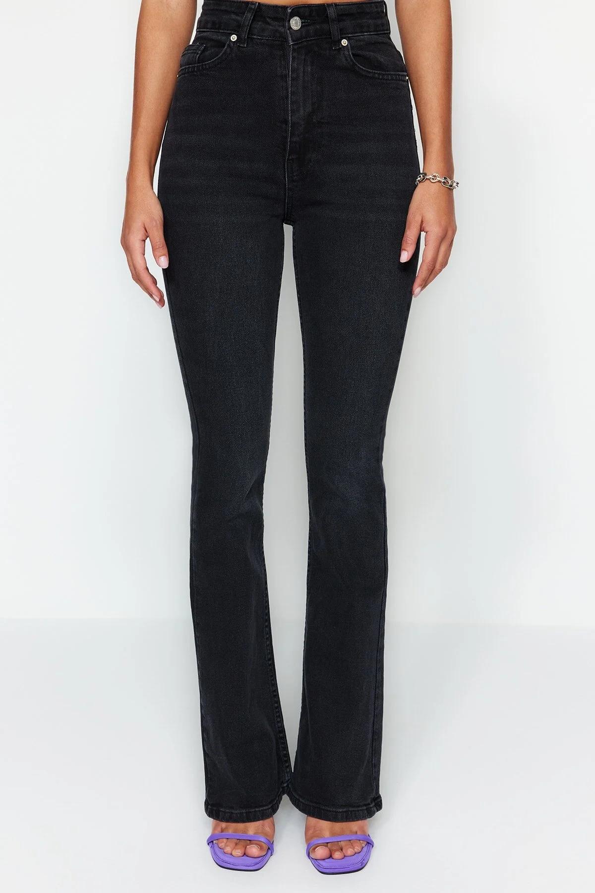 Trendyol Collection  Schwarze Schlagjeans mit hoher Taille TWOSS23JE00063