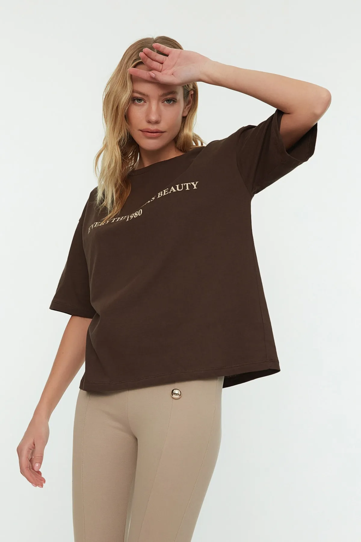 Trendyol Collection  Braunes, locker geschnittenes, gestricktes T-Shirt aus 100 % Baumwolle mit Slogan-Aufdruck TWOSS19GH0034