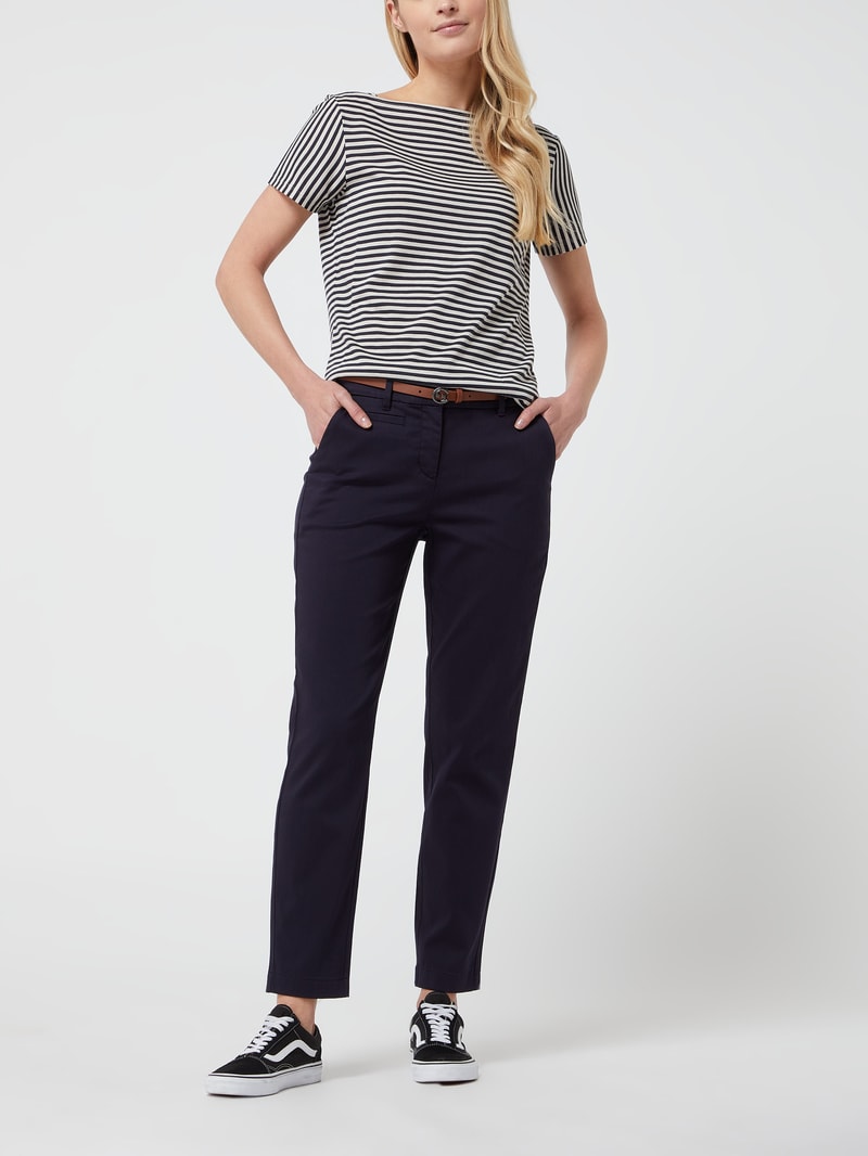 Chino mit Gürtel in marineblau