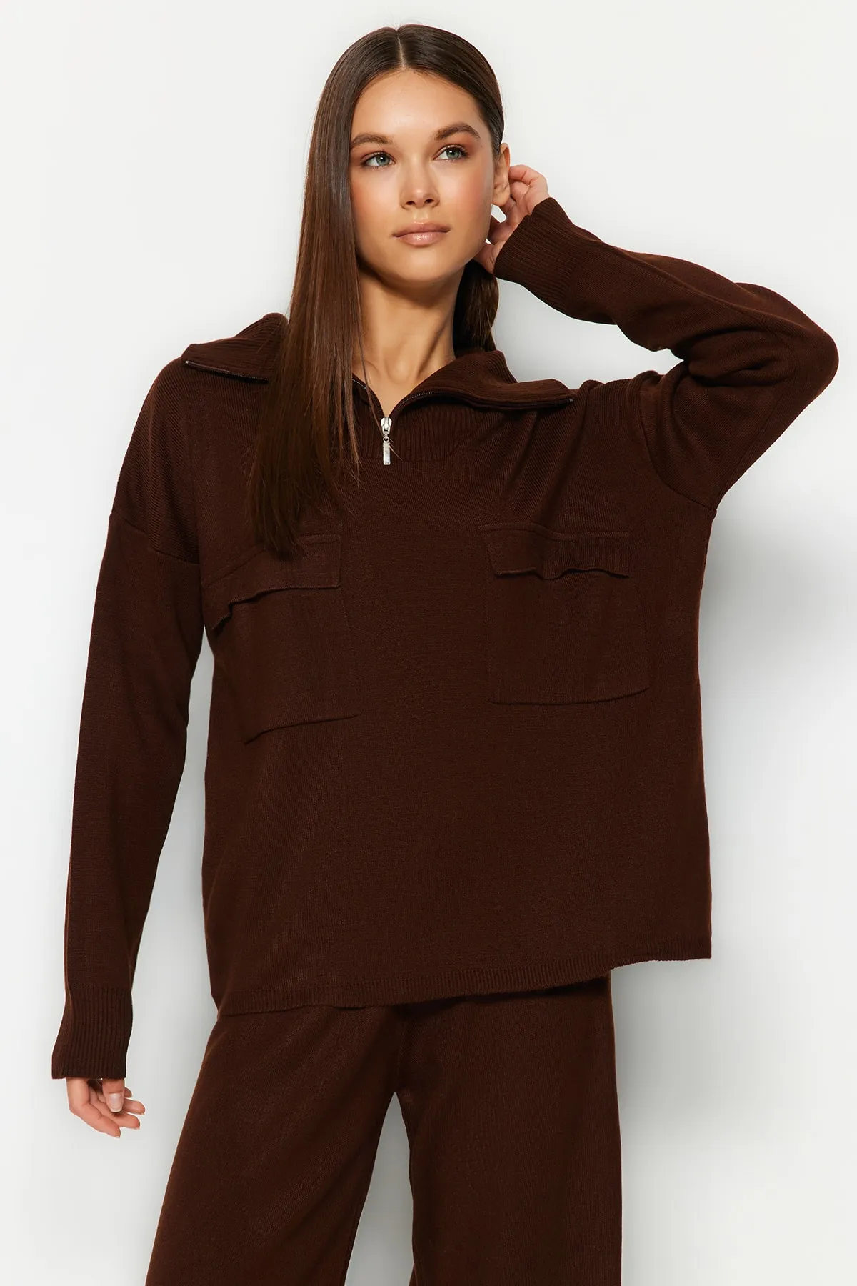 Trendyol Collection  Braunes Strickoberteil und -unterteil im weiten Schnitt TWOAW24AU00010