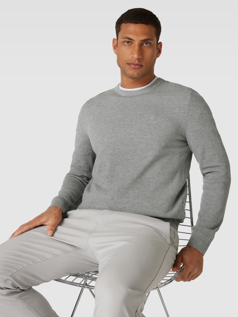 Strickpullover mit Label-Stitching in mittelgrau meliert