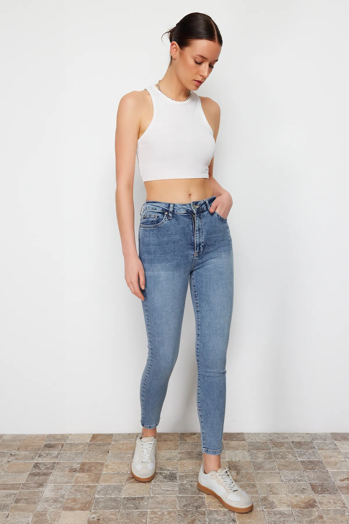 Trendyol Collection  Hellblaue High Waist Skinny Jeans mit Shaping-Effekt TWOAW24JE00070