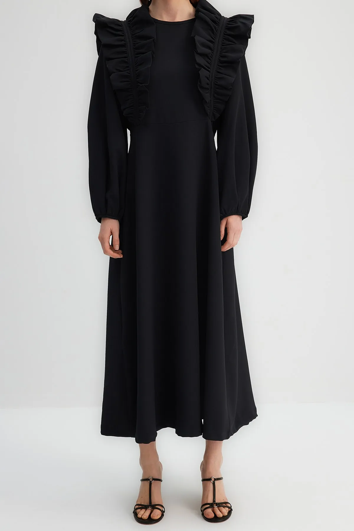 Trendyol Modest  X Kevser Sarıoglu Schwarzes Abendkleid mit Rüschendetails und Schultern TCLSS23DB00008