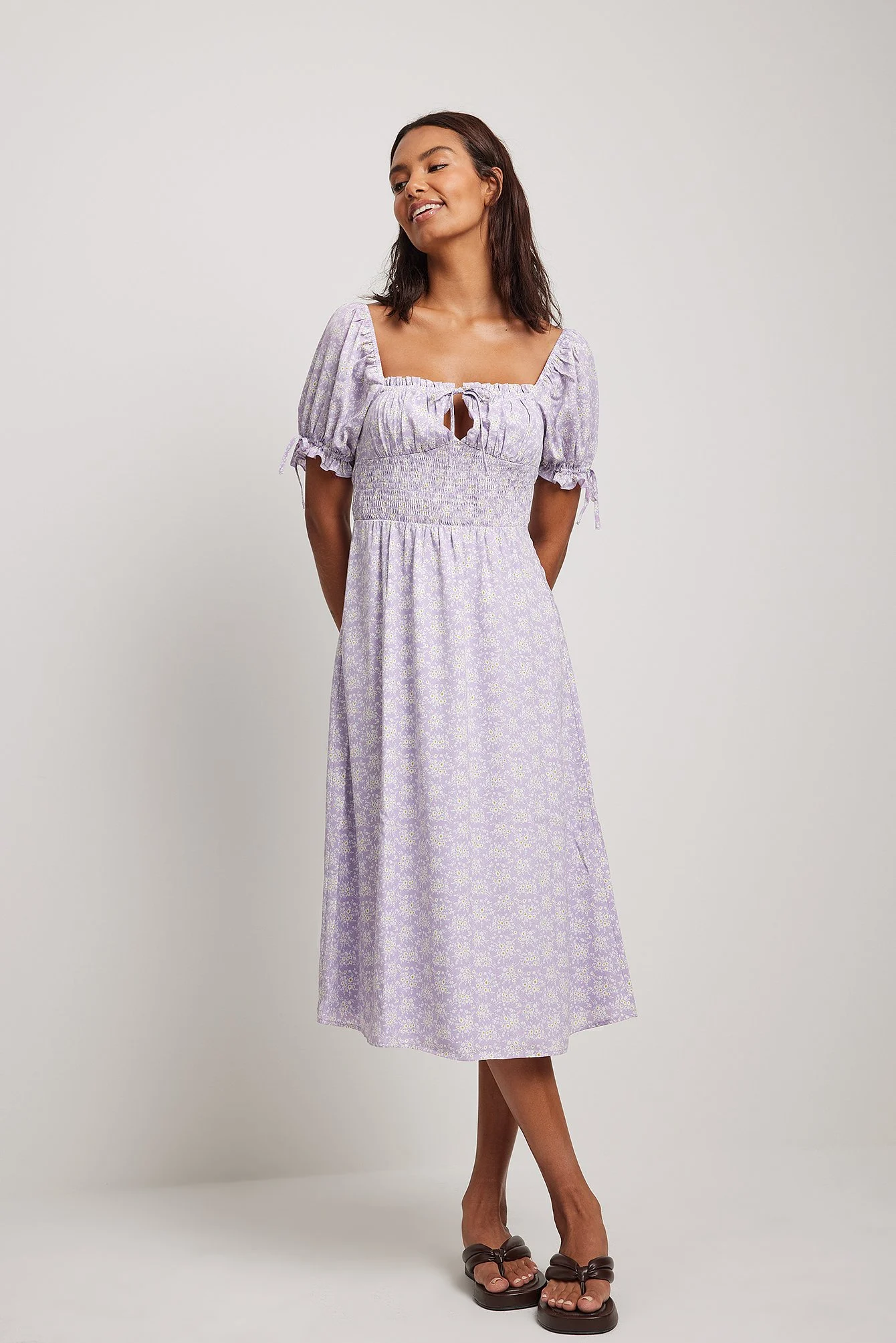 Kleid mit geknoteten Ärmeln
