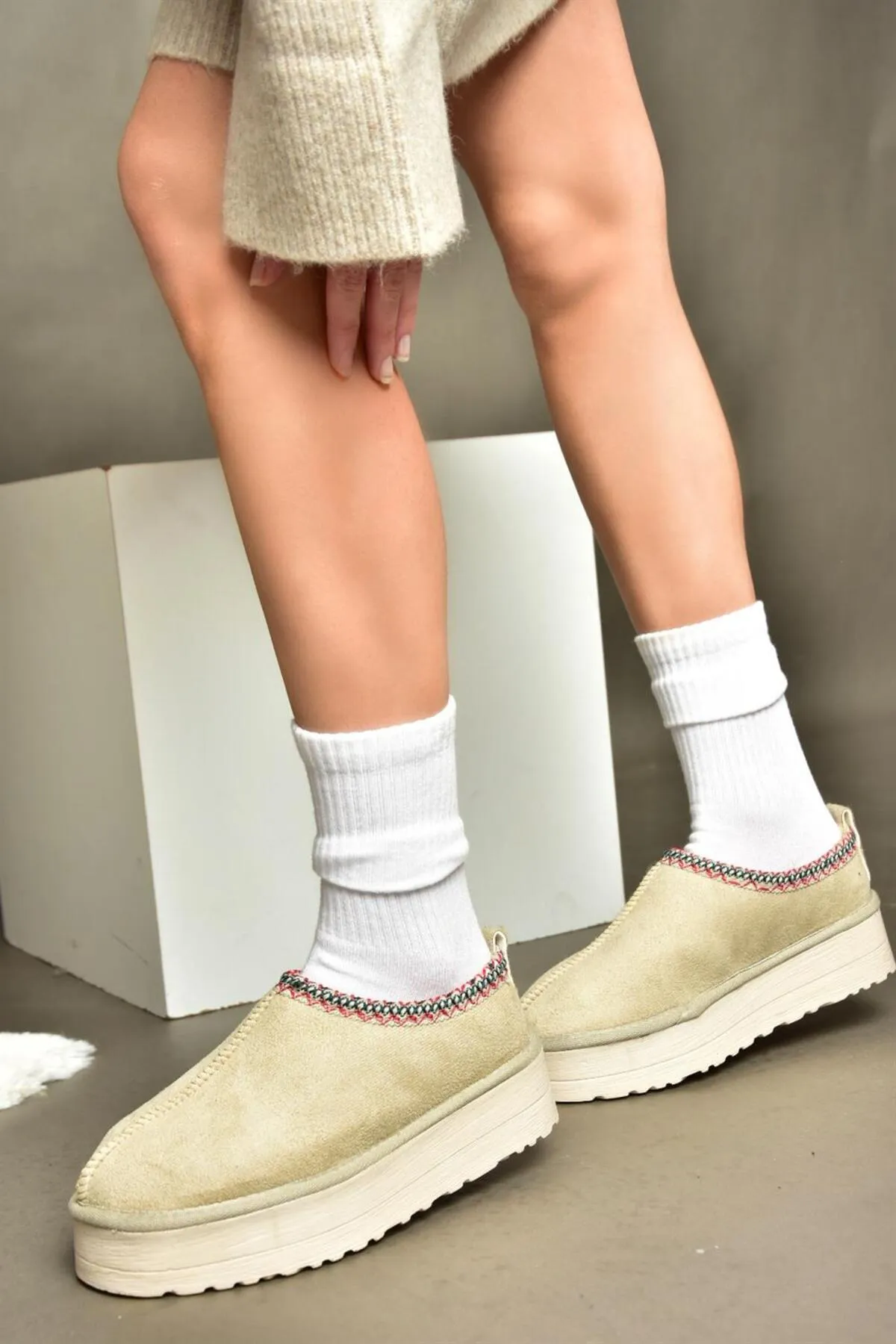 Fox Shoes  R612047302 Beige Wildleder-Damenhausschuhe mit dicker Sohle und haariger Innenseite