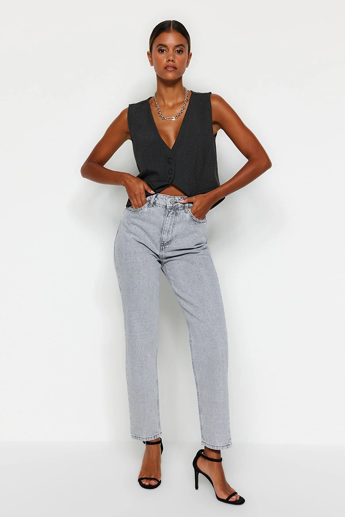 Trendyol Collection  Graue Mom-Jeans mit hoher Taille TWOAW22JE0945