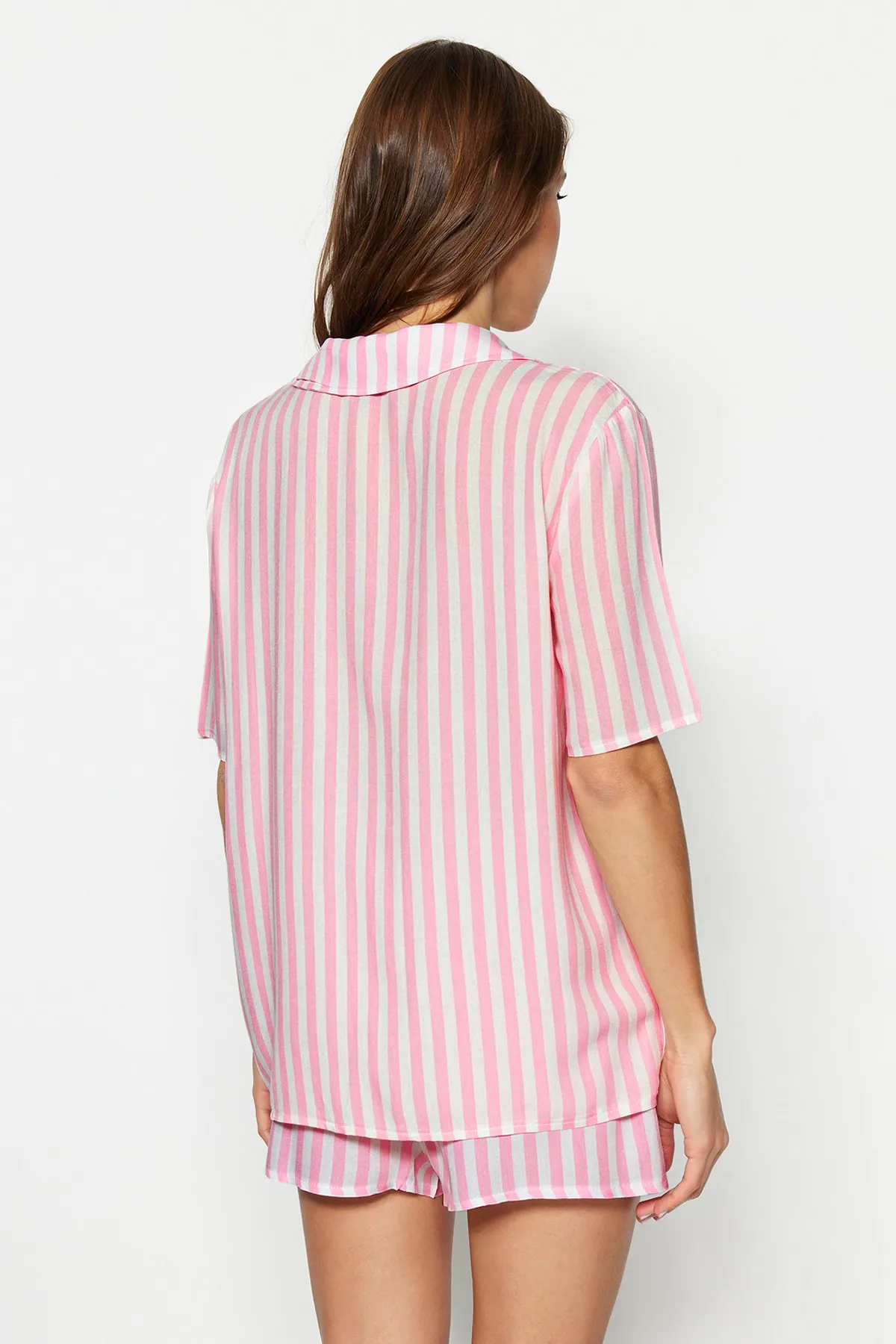 Trendyol Collection  Rosa gestreiftes Viskose-Hemd-Shorts-Pyjama-Set mit weitem Schnitt THMSS21PT0179