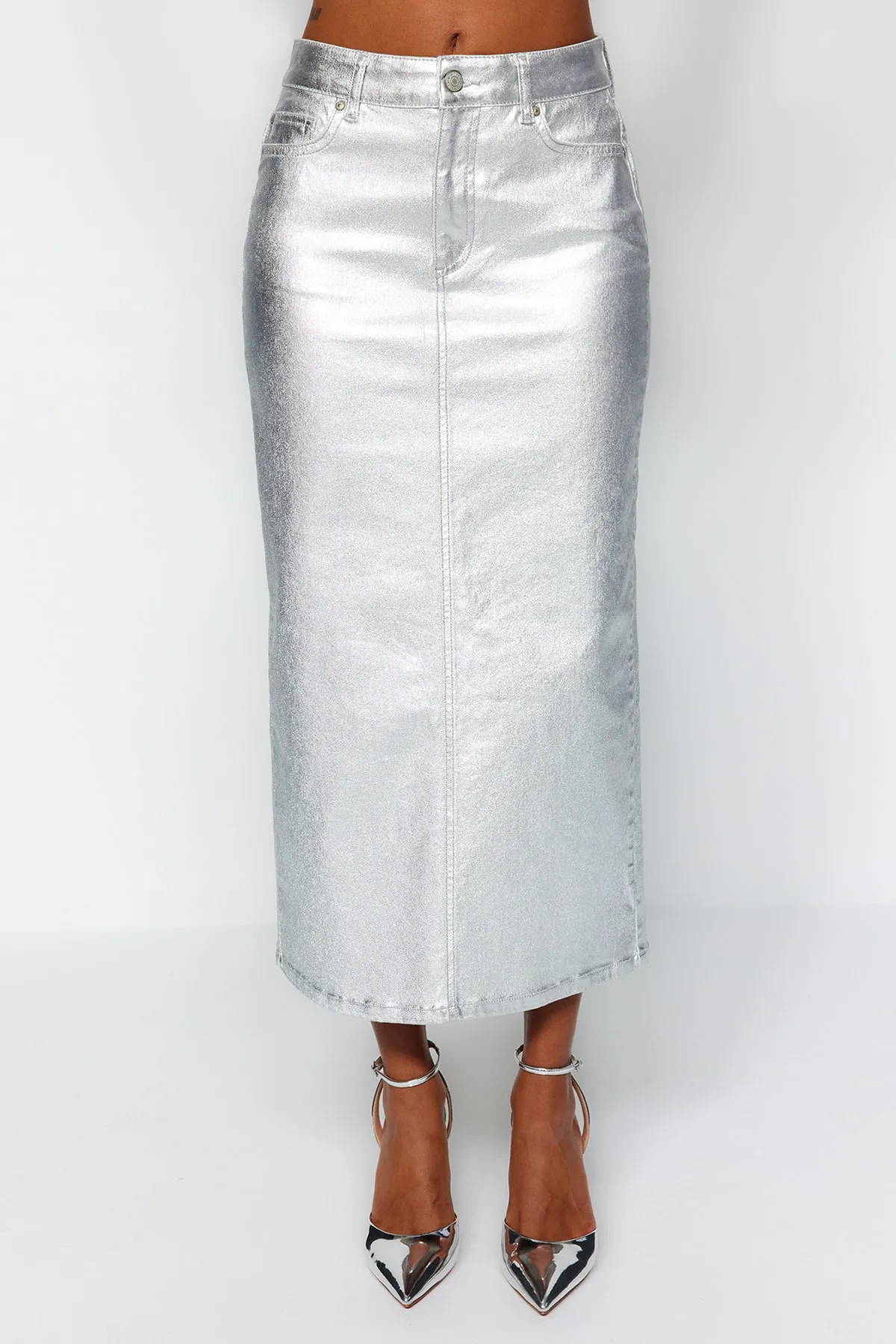 Trendyol Collection  Silberner Maxi-Jeansrock mit Schlitz und glänzendem Metallic-Print TWOAW24ET00134