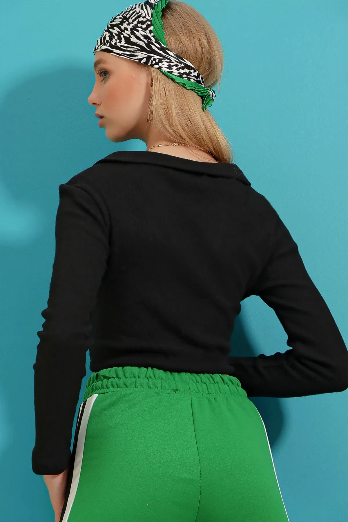 Trend Alaçatı Stili  Schwarze gerippte, weich strukturierte Kurzbluse mit Polokragen für Damen ALC-X7322
