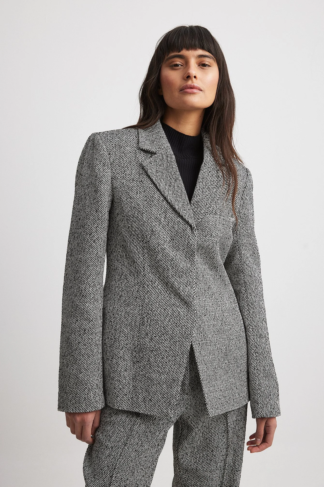 Maßgeschneiderter Tweed-Blazer mit Schulterpolstern