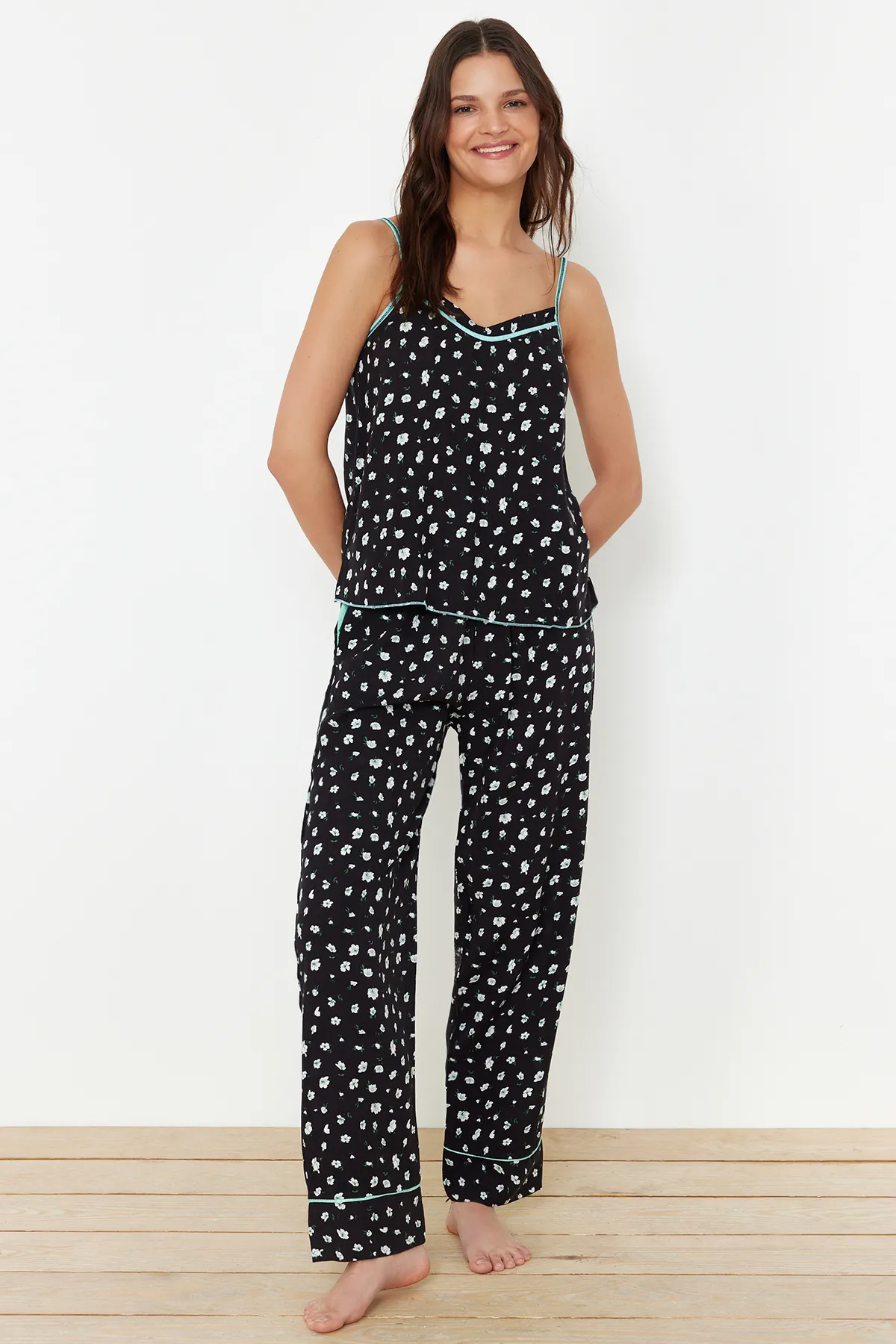 Trendyol Collection  Schwarzes Pyjama-Set mit Blumenmuster, 100 % Baumwolle, Kordelriemen, THMSS24PT00305