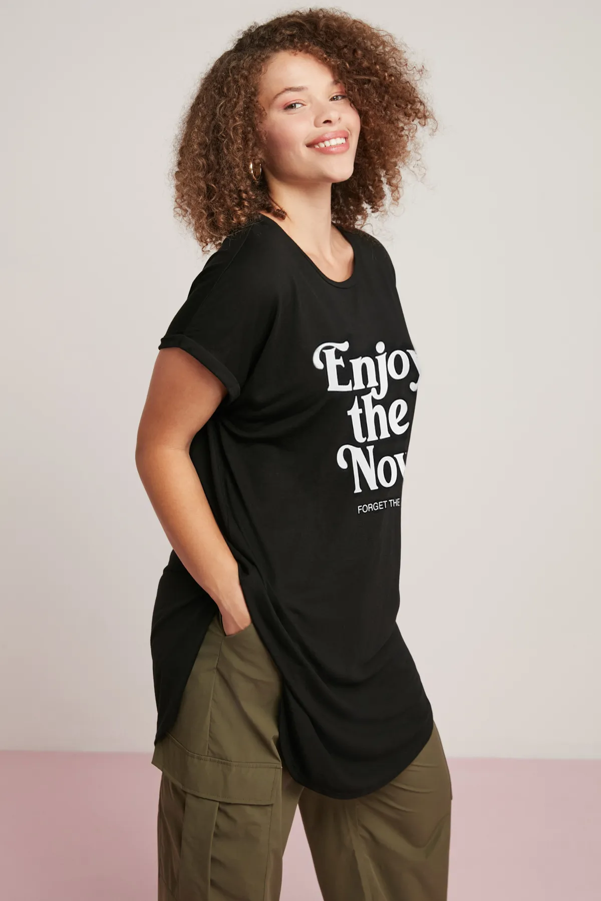 ETHIQUET  Diana Damen-T-Shirt in Übergröße, vorne bedruckt, mit langem, rundem Kragen, Schwarz, Übergröße